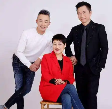 48岁主持人程雷头发花白,竟是患家族遗传病,与小18岁妻子似父女(图3)