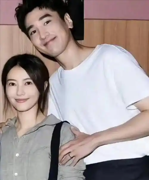 赵又廷高圆圆陪女儿骑车,两位在身后跟随保护,小姑娘超级像爸爸_rhea