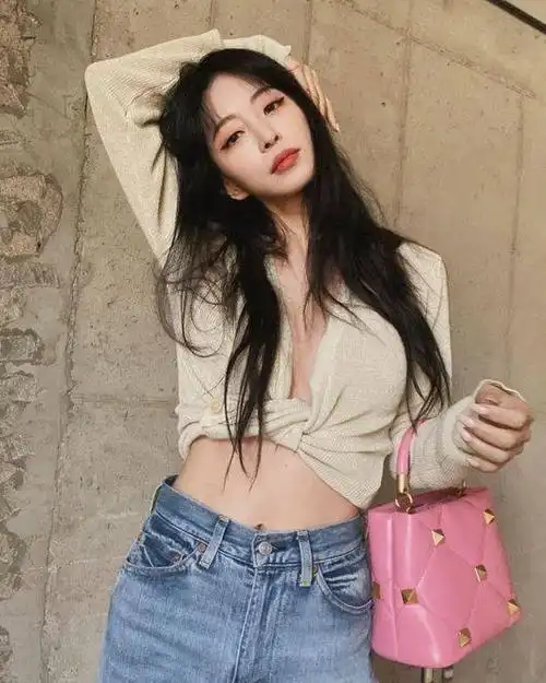 韩国女艺人韩艺瑟社交网络发近照秀出众美貌