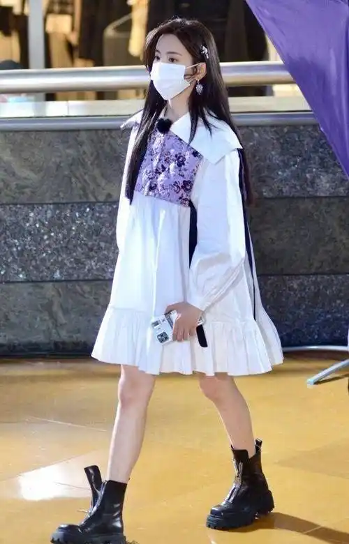 继续往下看,你还会发现杨超越最近瘦的有些过分了,即使穿上了显胖的