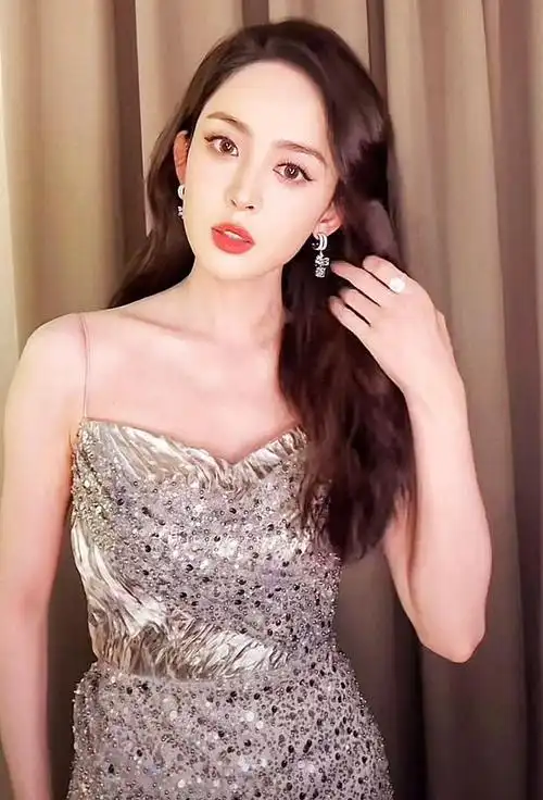 古力娜扎大秀手指舞身材曼妙网红脸越来越严重长得真精致