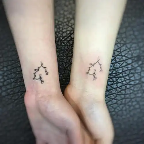 手腕花环纹身图案