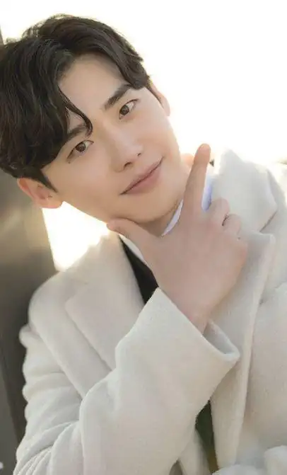 李钟硕腼腆男孩笑容富有感染力