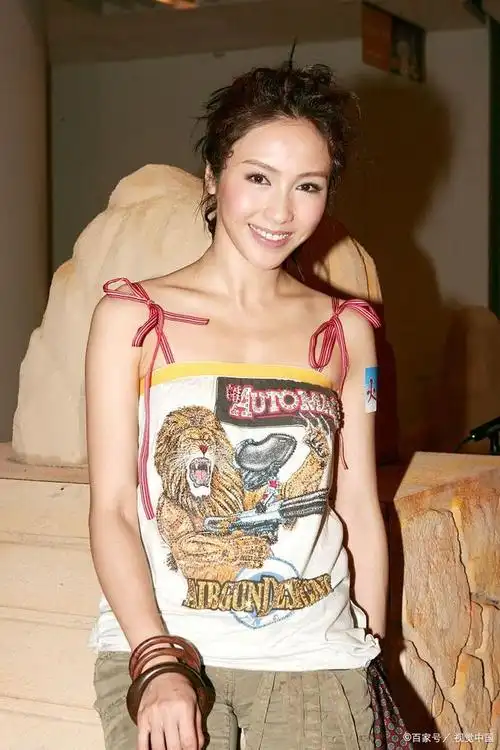 黎姿——浓黑眉毛宛如柳叶飘逸出尘,脉脉含情的双眸透着温婉柔光