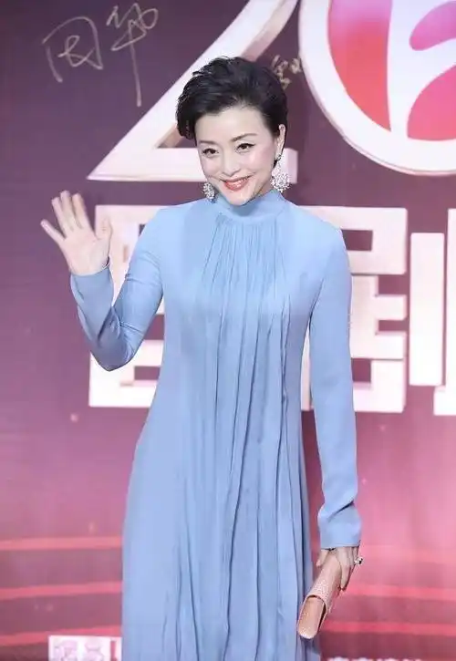著名主持杨澜太会穿一袭蓝色连衣裙高贵优雅哪敢相信她52岁