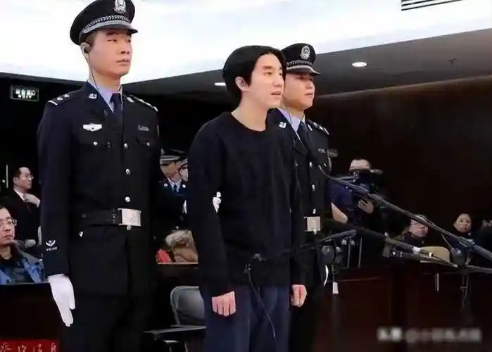 中生活:囚禁中的生活,隐私受侵犯,生活单调养蚊解闷_人生_经历_房祖名