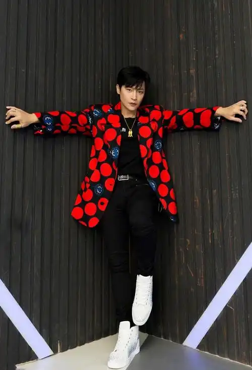 瘦身成功的陈志朋"飘"了,穿西装跳男团舞,开厚滤镜尖下巴明显