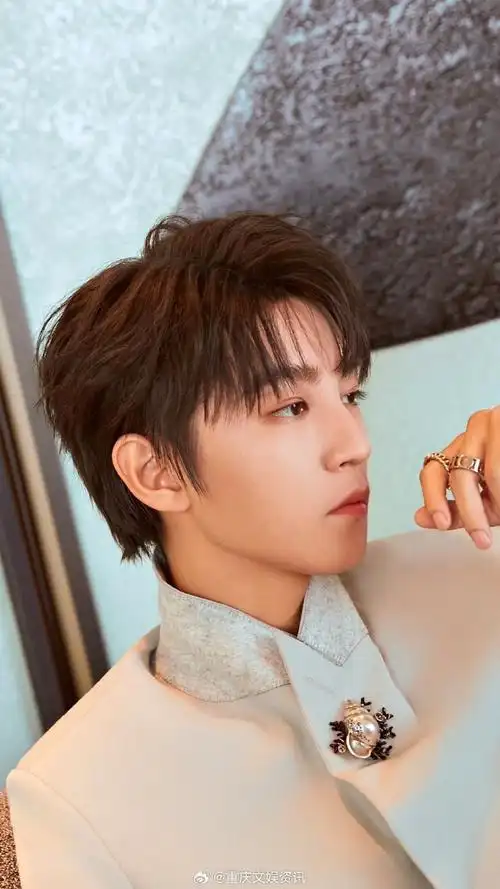 王俊凯直播#沉沦在王俊凯的美貌里无法自拔,送上九宫格壁纸!