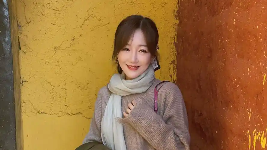 网友上海迪士尼偶遇薛佳凝,私下穿搭引热议