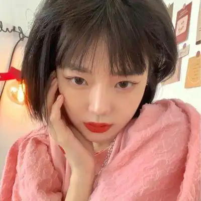 调皮可爱小丫头图片-女生头像 - 壁纸家