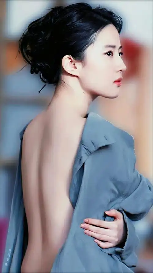 刘亦菲出席某活动现场,露背装长裙吸睛无数,被誉为神仙的背