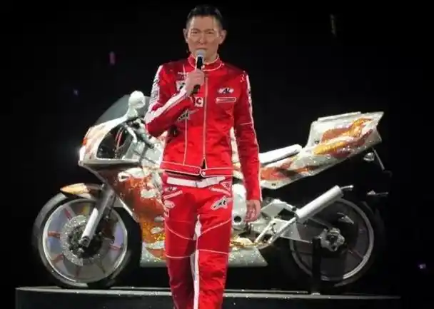 烈火战车中的nsr摩托车刘德华演绎的摩托车经典