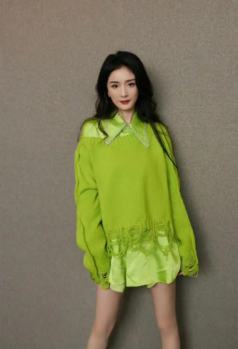 杨幂一身绿色穿搭,清新时尚,美丽动人!