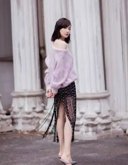 宋茜反季穿搭太超前!夏季偏爱毛衣搭短裤?