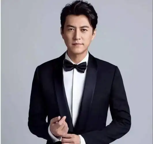 靳东的长相和气质完美诠释了何为成功人士,内敛成熟,温柔体贴,又不失