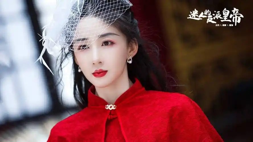 陈欣予在剧中饰演集智慧与美貌于一身的乔卿卿,从已曝光的剧照中能