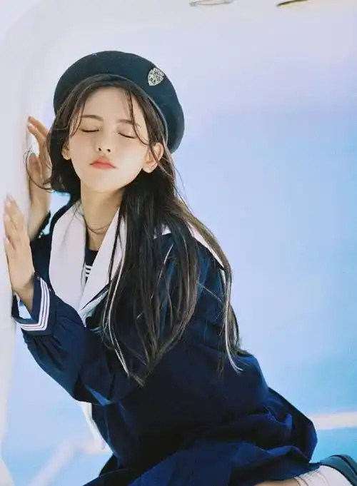 原创杨超越晒夏日海边写真穿水手服俏皮可爱实力演绎美少女