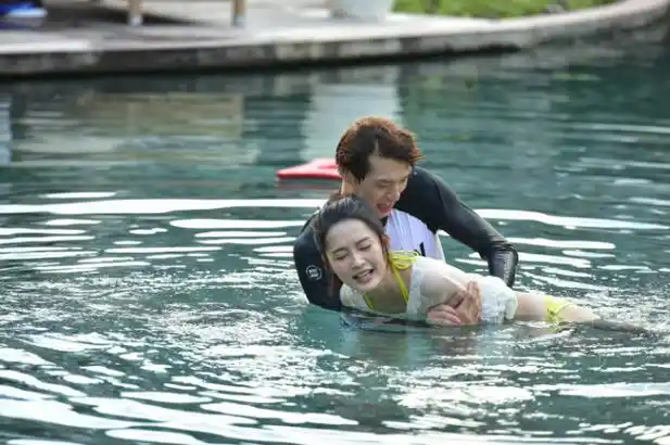 李沁泳装照大放异彩,宛如水中精灵,笑容像阳光一样温暖人心!