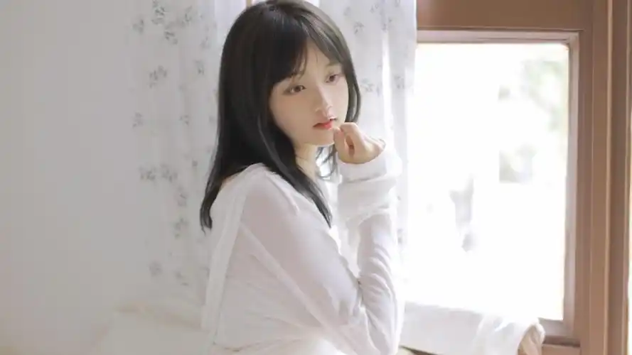 肤白貌美的氧气美女性感撩人写真