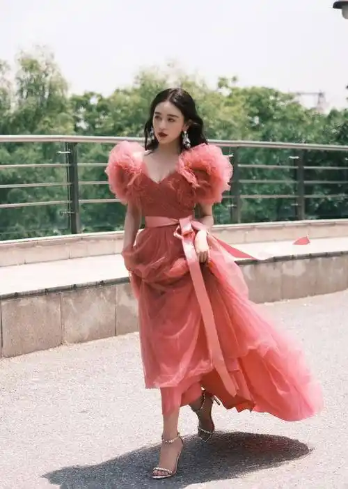 阚清子真是人间绝色,粉色薄纱礼服裙惊艳脱俗,交织着温柔与浪漫_泡泡