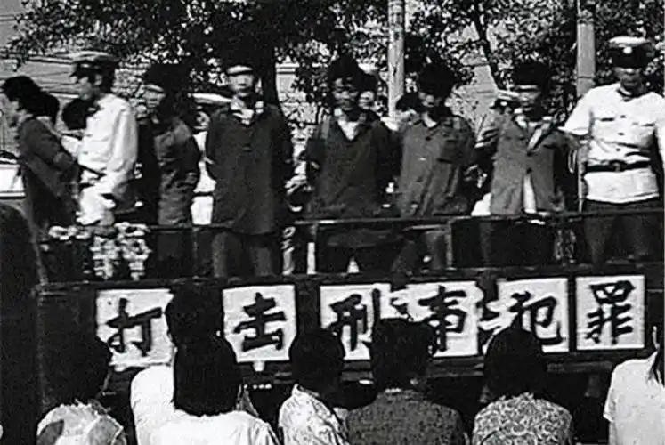 看看1980年代严打老照片公开集体枪决大批犯人