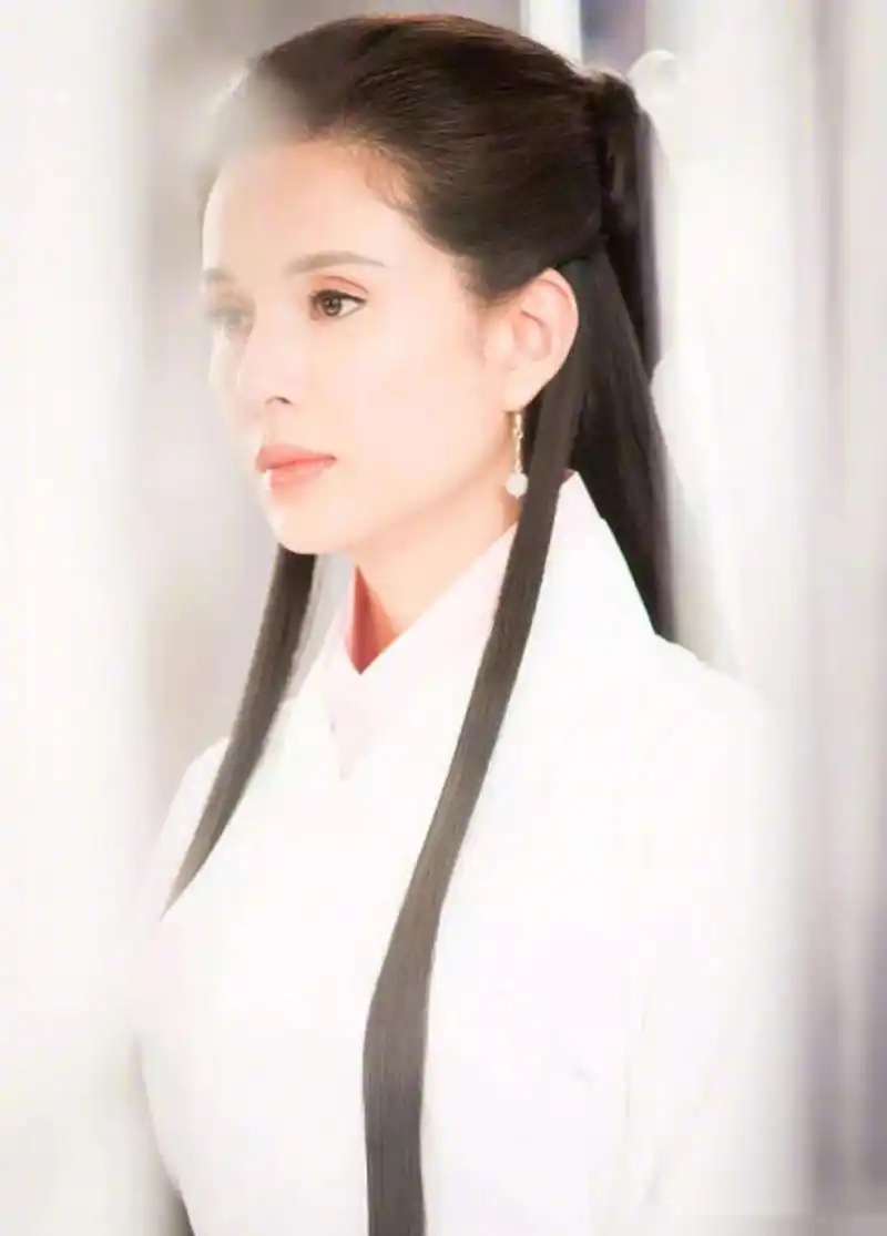 李若彤时隔22年再扮小龙女,一袭白衣长发飘飘,仙气十足,依旧是那个不