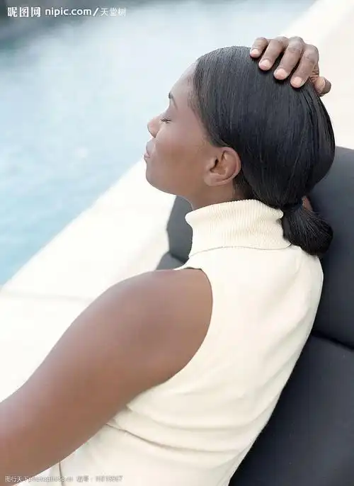 侧着睡的女人图片