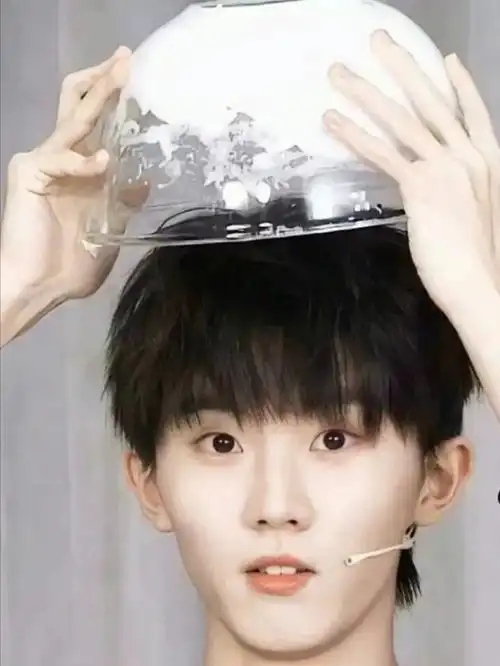 马嘉祺一眼万年的照片