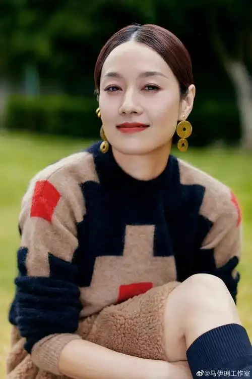 马伊琍又换发型了中分贴头皮短发搭西装裙精致又干练