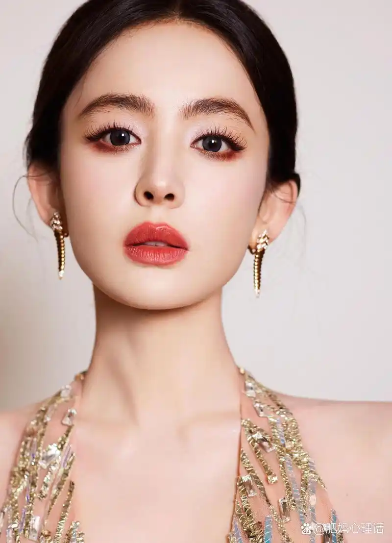 古力娜扎:美貌与才华并存,演艺界的璀璨明星 古力娜扎,这个名字如今已