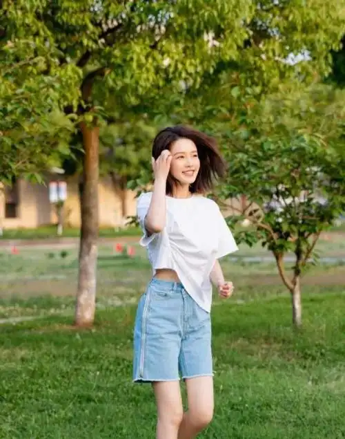 李沁私下穿搭随性穿白t恤牛仔裤在草地上奔跑太有活力了