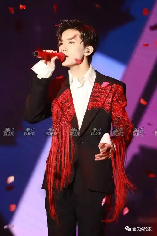 独家组图易烊千玺成人礼全世界终于等到你长大