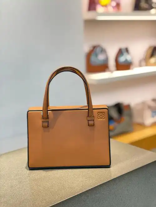 简介利落 整个包包都是纯色的非常大方容易搭配 右上角刻有罗意威logo