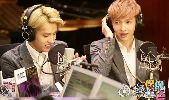 《偶像本色》吴亦凡,张艺兴花絮照由韩国mbc推出的中文可视电台类综艺