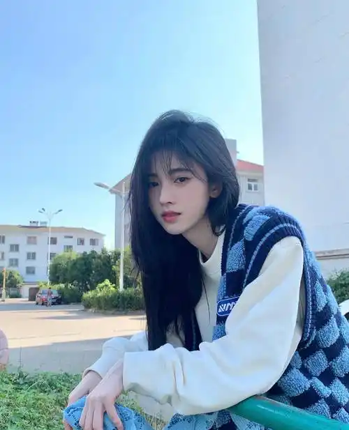 原创鞠婧祎新剧路透曝光片场抱着玩偶不撒手饭拍镜头下颜值超能打