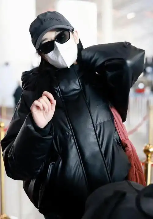 迪丽热巴机场随拍,黑色棉服搭配牛仔裤,又酷又美气场十足