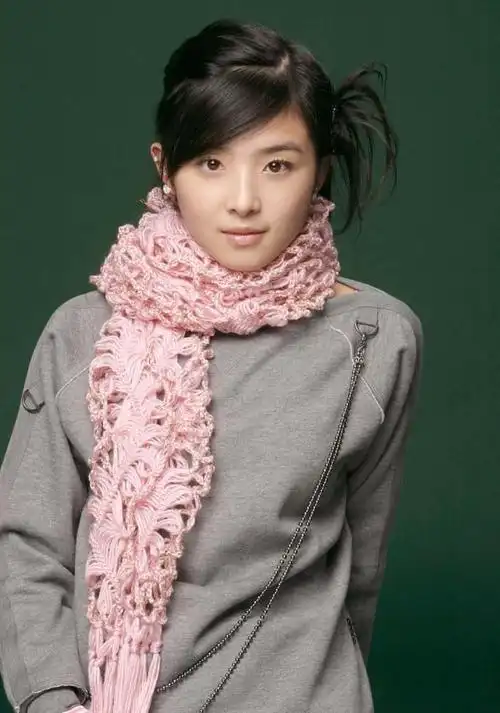 在2004年张含韵曾经参加超级女声选秀的那一年,当时的她才15岁,而那