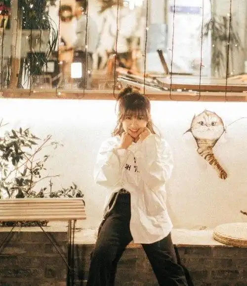 赖美云太可爱了穿白衬衫牛仔裤青春靓丽这身高没有1米5吧