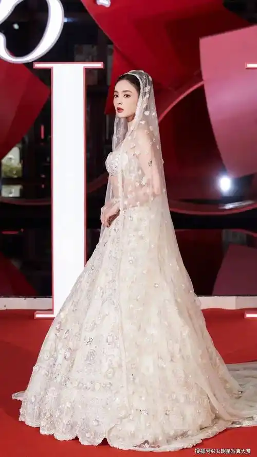 在这场时尚盛宴中,国内当红女演员古力娜扎惊艳亮相,以一袭优雅美艳的