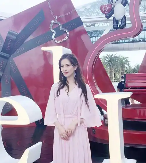 33岁刘诗诗真实颜值曝光,粉色连衣裙仙气十足,生图真的抗打
