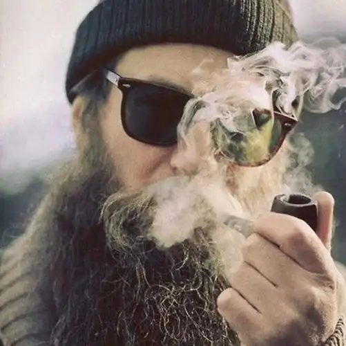 找一张一个大胡子的外国大叔带着墨镜哪这烟斗的图片.