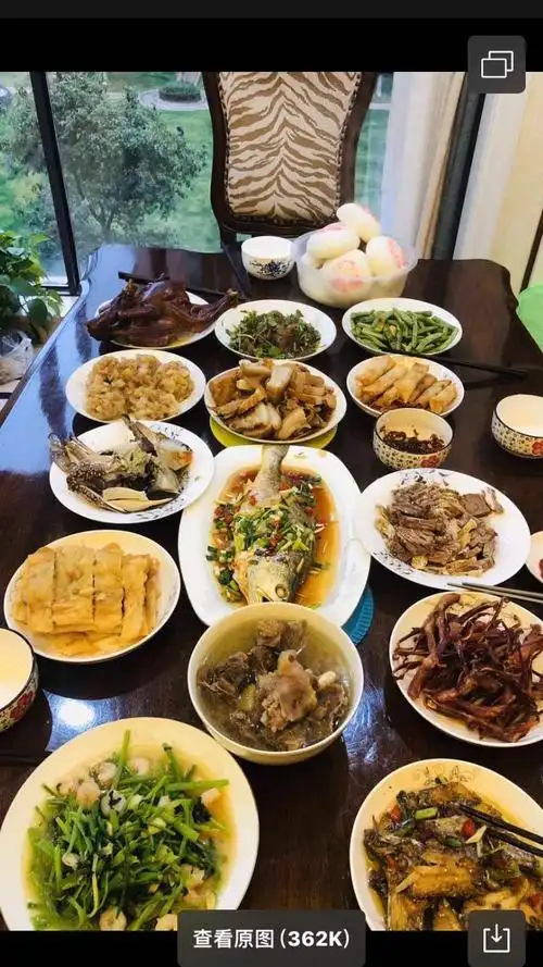 大年三十的晚上,家里准备了一桌丰盛晚餐,我们吃的好开心!