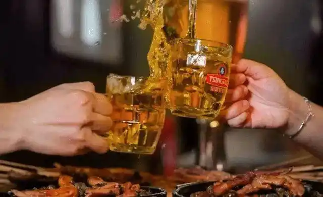 夏天喝酒不能吃烧烤内科医生喝酒2食物要少吃或会加快醉酒