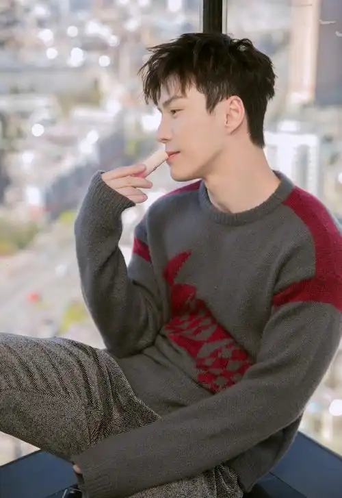 王冠逸都市时尚风帅气图片