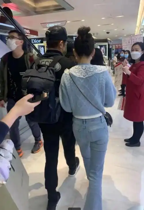 好甜!郭富城方媛牵手甩臂逛街,天王鞋子疑开胶,真实身高引热议