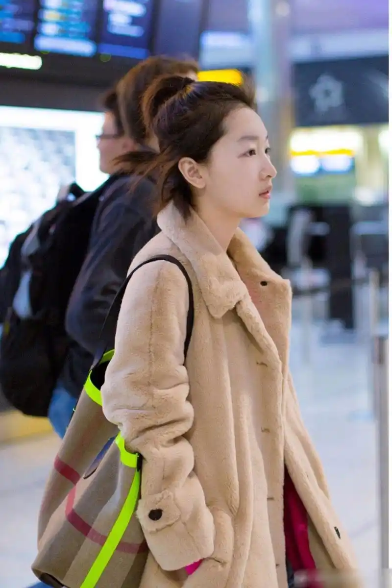 组图:周冬雨穿搭有道变"小羊羔" 素颜清丽抿嘴浅笑