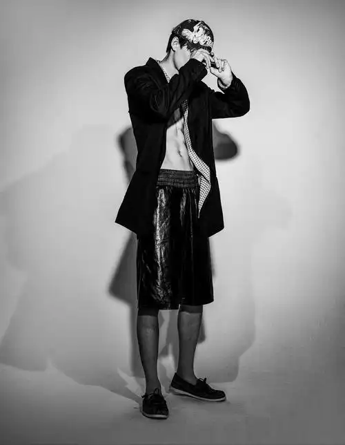 姚琛湿发腹肌大片1080x2160分辨率查看