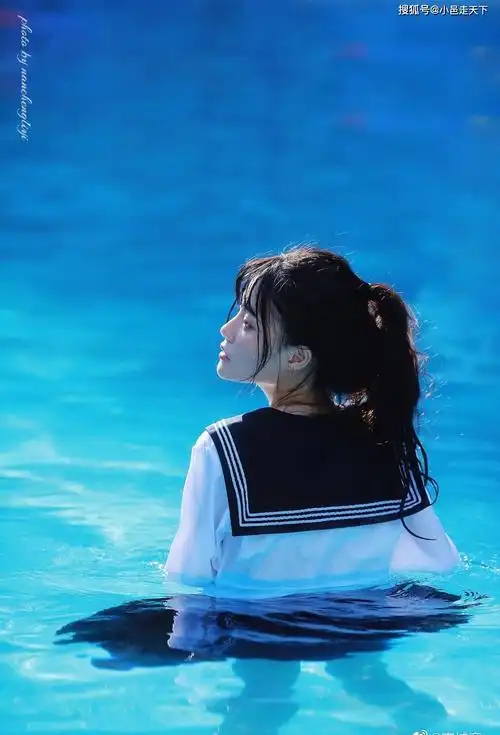 校花学生制服水中优雅写真
