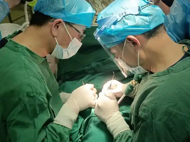 佛山中大口腔医院种植牙中心医生团队正在为患者实施手术