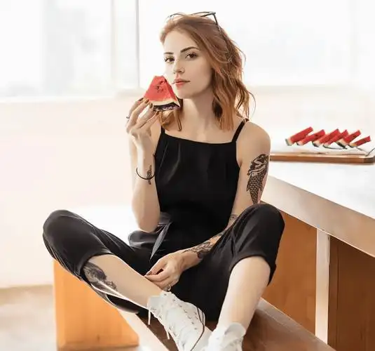 巴西社交名人 宛若止水清秀少女 黑白灰的亲民风穿搭朴实无华_queiroz